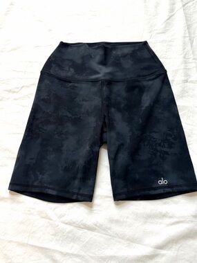 ALO Yoga 7" High-Waist Biker Short Camouflage (Women)